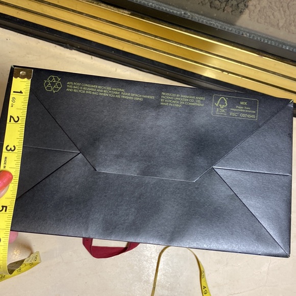 New! Gucci Large Gift Bag! Green/Black/Gold Metallic🔥14”x10”x 5” Heavy paper😎 - Picture 9 of 10